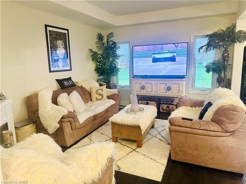 7795 Hanniwell Street, Niagara Falls, ON - Indoor Photo Showing Living Room