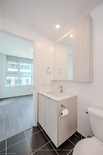 209-65 Annie Craig Drive, Toronto, ON - Indoor Photo Showing Bathroom