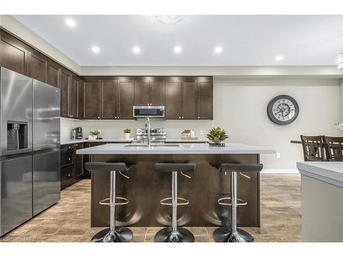 152 Cittadella Boulevard, Hamilton, ON - Indoor Photo Showing Kitchen With Upgraded Kitchen