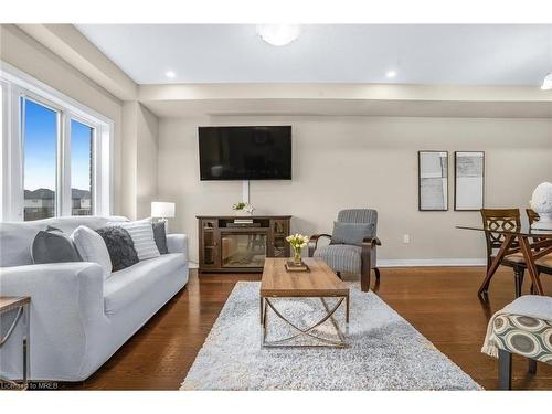 152 Cittadella Boulevard, Hamilton, ON - Indoor Photo Showing Living Room