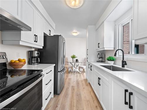 13 Cashel Street, Brampton, ON - Indoor Photo Showing Kitchen With Upgraded Kitchen