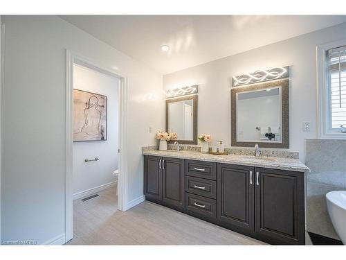 740 Cedar Bend Drive, Waterloo, ON - Indoor Photo Showing Bathroom