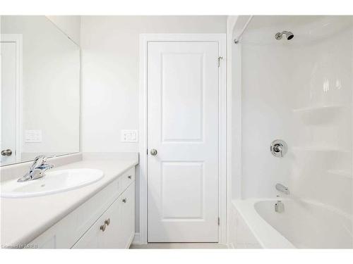 7768 Ascot Circle, Niagara Falls, ON - Indoor Photo Showing Bathroom