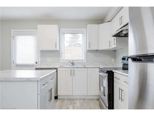 7768 Ascot Circle, Niagara Falls, ON - Indoor Photo Showing Kitchen