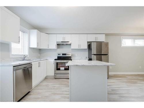 7768 Ascot Circle, Niagara Falls, ON - Indoor Photo Showing Kitchen