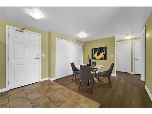 209-67 Kingsbury Square, Guelph, ON - Indoor Photo Showing Dining Room