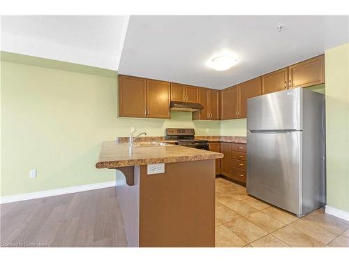 209-67 Kingsbury Square, Guelph, ON - Indoor Photo Showing Kitchen