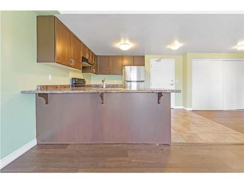 209-67 Kingsbury Square, Guelph, ON - Indoor Photo Showing Kitchen