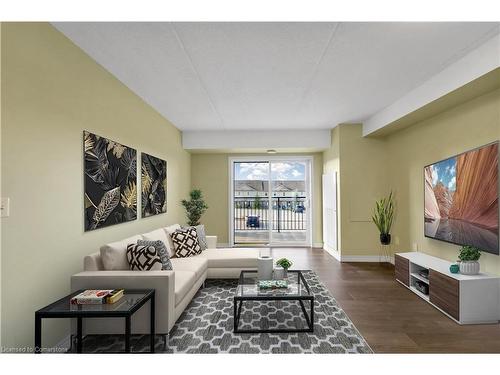 209-67 Kingsbury Square, Guelph, ON - Indoor Photo Showing Living Room