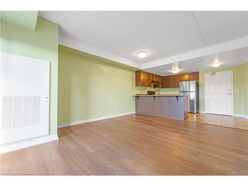 209-67 Kingsbury Square, Guelph, ON - Indoor Photo Showing Kitchen