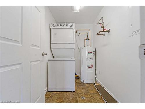 209-67 Kingsbury Square, Guelph, ON - Indoor Photo Showing Laundry Room