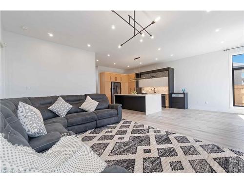 616 Mead Court, Sarnia, ON - Indoor Photo Showing Living Room