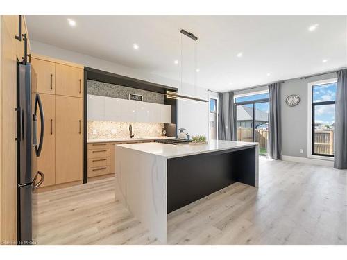 616 Mead Court, Sarnia, ON - Indoor Photo Showing Kitchen With Upgraded Kitchen