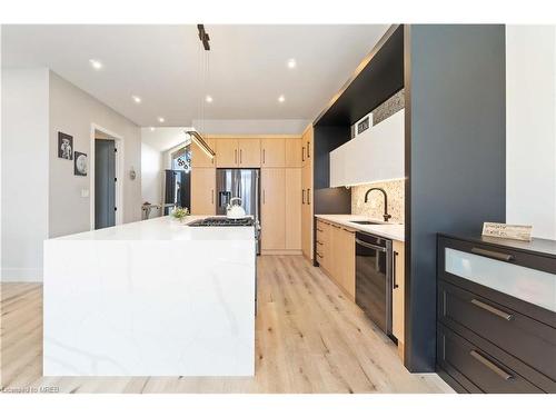 616 Mead Court, Sarnia, ON - Indoor Photo Showing Kitchen With Upgraded Kitchen