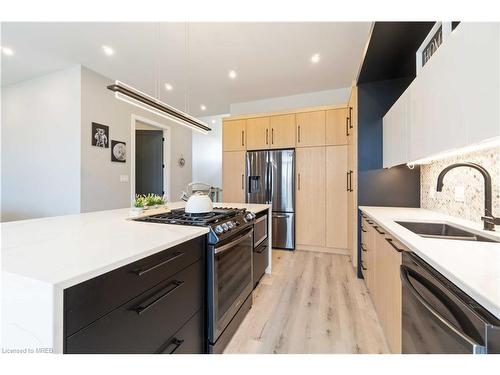 616 Mead Court, Sarnia, ON - Indoor Photo Showing Kitchen With Upgraded Kitchen