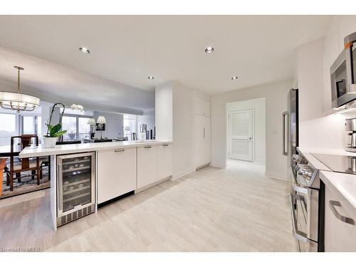 801-1477 Lakeshore Road, Burlington, ON - Indoor Photo Showing Kitchen