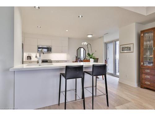 801-1477 Lakeshore Road, Burlington, ON - Indoor Photo Showing Kitchen With Upgraded Kitchen