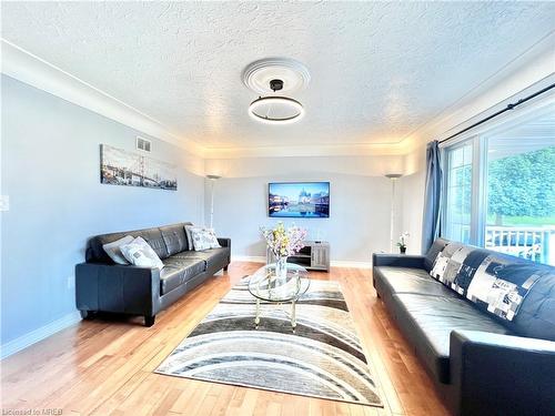 60 Third Street, Welland, ON - Indoor Photo Showing Living Room