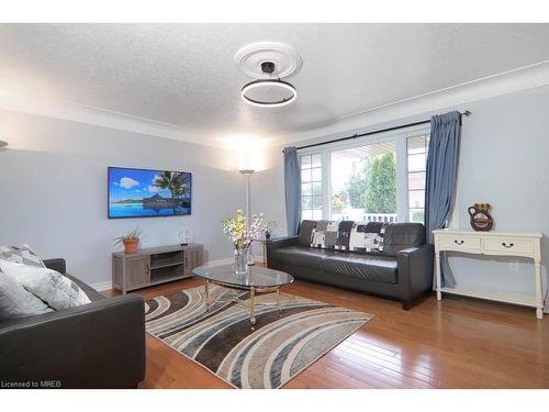 60 Third Street, Welland, ON - Indoor Photo Showing Living Room