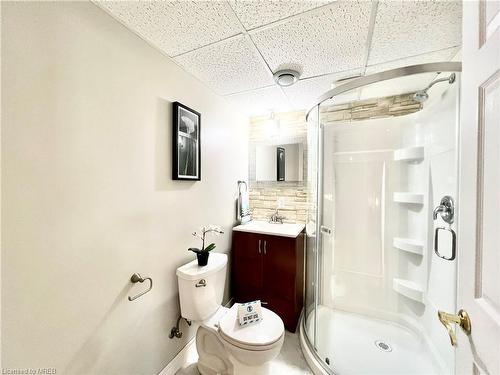 60 Third Street, Welland, ON - Indoor Photo Showing Bathroom