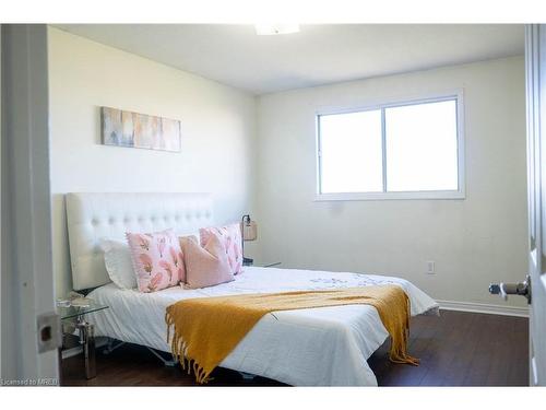 70 Lampman Crescent, Thorold, ON - Indoor Photo Showing Bedroom