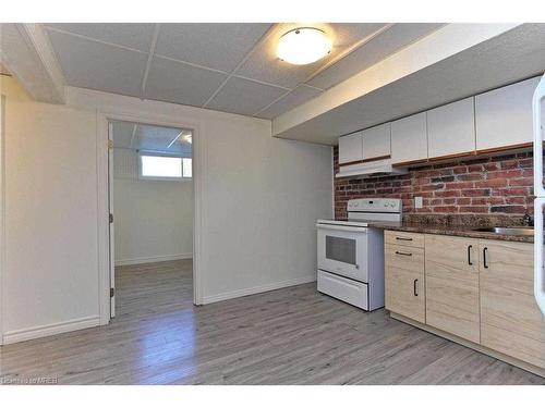 70 Lampman Crescent, Thorold, ON - Indoor Photo Showing Kitchen