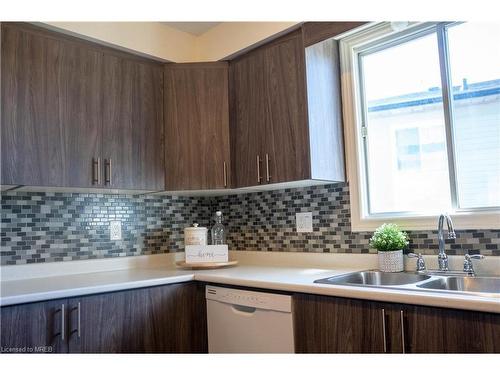 70 Lampman Crescent, Thorold, ON - Indoor Photo Showing Kitchen With Double Sink