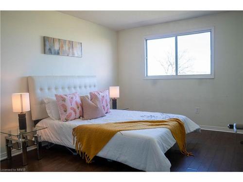 70 Lampman Crescent, Thorold, ON - Indoor Photo Showing Bedroom