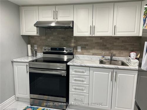 24 Toffee Trail, Hamilton, ON - Indoor Photo Showing Kitchen With Upgraded Kitchen