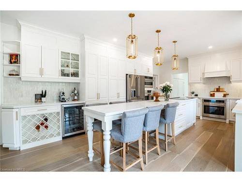 6345 Mcniven Court, Burlington, ON - Indoor Photo Showing Kitchen With Upgraded Kitchen