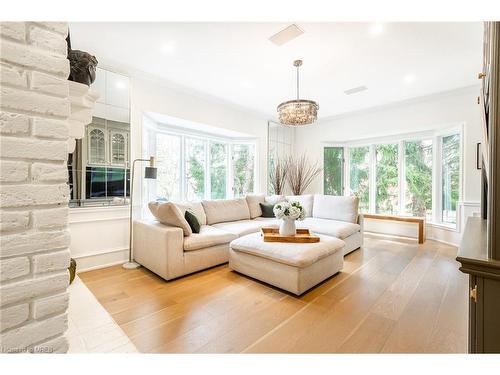 6345 Mcniven Court, Burlington, ON - Indoor Photo Showing Living Room