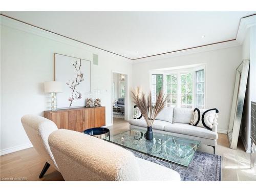 6345 Mcniven Court, Burlington, ON - Indoor Photo Showing Living Room