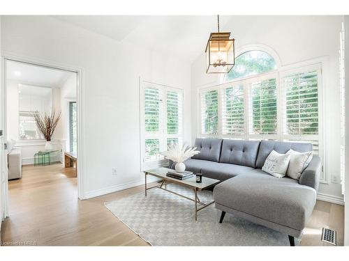 6345 Mcniven Court, Burlington, ON - Indoor Photo Showing Living Room