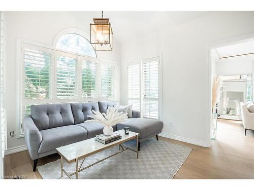 6345 Mcniven Court, Burlington, ON - Indoor Photo Showing Living Room