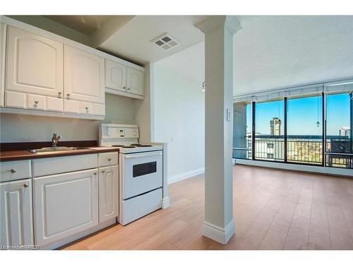 2303-150 Charlton Avenue E, Hamilton, ON - Indoor Photo Showing Kitchen