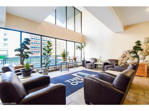 2303-150 Charlton Avenue E, Hamilton, ON - Indoor Photo Showing Living Room