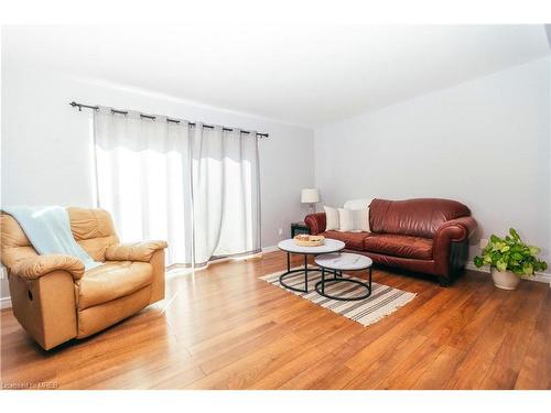 13-302 Vine Street, St. Catharines, ON - Indoor Photo Showing Living Room