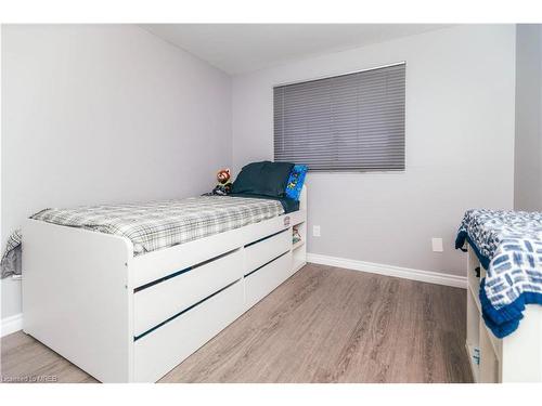 13-302 Vine Street, St. Catharines, ON - Indoor Photo Showing Bedroom