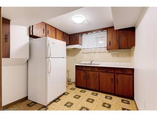 174 San Remo Drive, Hamilton, ON - Indoor Photo Showing Kitchen With Double Sink