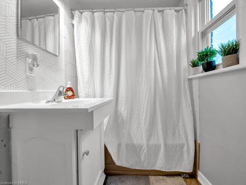 1083 Cannon Street E, Hamilton, ON - Indoor Photo Showing Bathroom