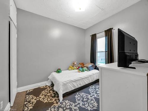 1083 Cannon Street E, Hamilton, ON - Indoor Photo Showing Bedroom