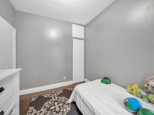 1083 Cannon Street E, Hamilton, ON - Indoor Photo Showing Bedroom