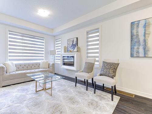 41 Trailbank Gardens, Waterdown, ON - Indoor Photo Showing Living Room