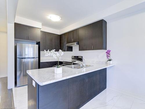 41 Trailbank Gardens, Waterdown, ON - Indoor Photo Showing Kitchen With Double Sink With Upgraded Kitchen