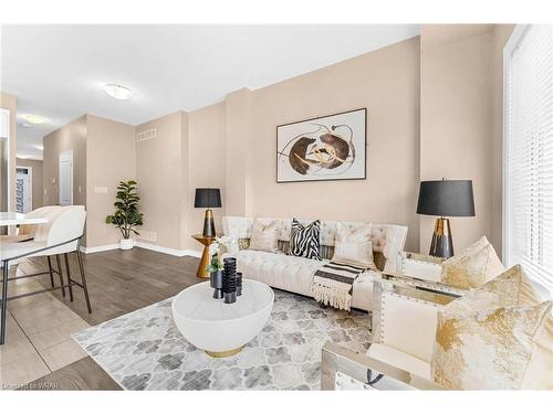 226 Louise St Street, Welland, ON - Indoor Photo Showing Living Room