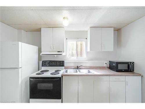 36 Poplar Crescent, Welland, ON - Indoor Photo Showing Kitchen With Double Sink