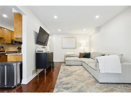 11-78 Pirie Drive, Hamilton, ON - Indoor Photo Showing Living Room