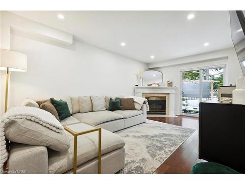 11-78 Pirie Drive, Hamilton, ON - Indoor Photo Showing Living Room With Fireplace