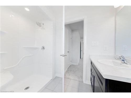 96 Bur Oak Drive, Thorold, ON - Indoor Photo Showing Bathroom