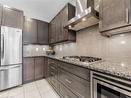 18 Falconridge Terrace Falconridge Terrace, East Gwillimbury, ON - Indoor Photo Showing Kitchen With Stainless Steel Kitchen With Upgraded Kitchen